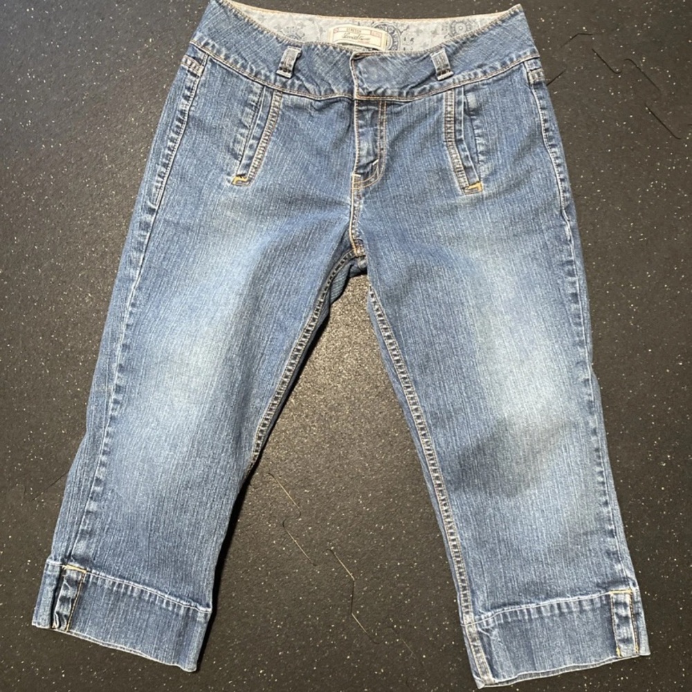 Levi Signature Jeans Womens Size 6 Capri Mid Rise Slit Hem Dark Wash Pants